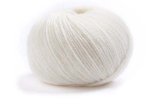White ball of merino wool and cashmere yarn from Lamana