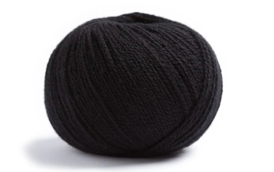 Black ball of merino wool and cashmere yarn from Lamana