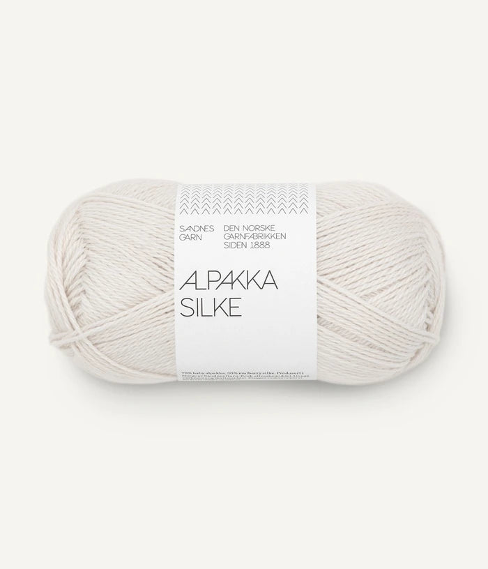 A white-grey ball of alpaca and silk yarn from Sandnes Garn